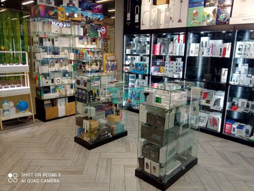 Фотографии оборудования для магазина телефонов и аксессуаров