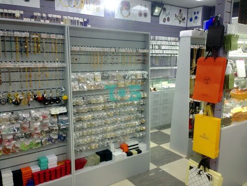 Фотографии торгового оборудования для магазина бижутерии