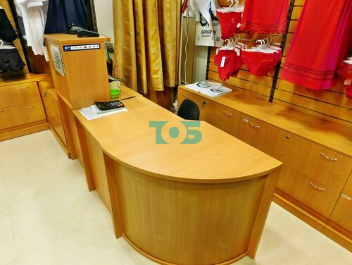 Торговые системы, вешала, зеркала, примерочная и ресепшен для магазина нижнего белья