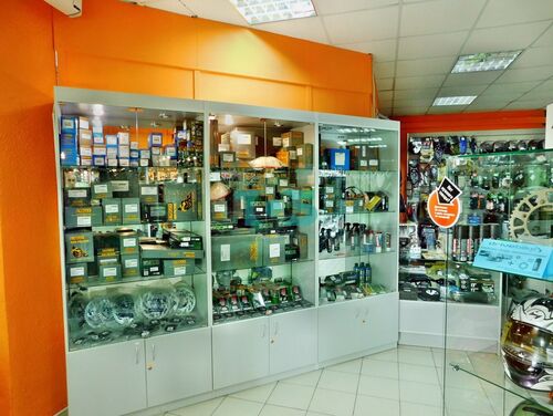 Торговые витрины, прилавки и системы с одеждой для магазина МОТОАКСЕССУАРОВ