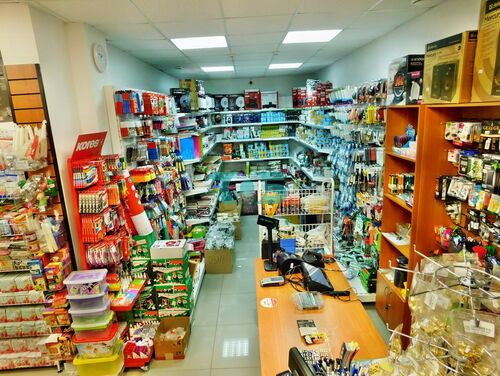 Металлические стеллажи с полками, стеллажи с перфорацией и крючки для продажи канцелярской продукции