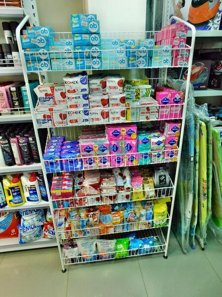 Стеллажи и сетчатые стойки для продажи средств личной гигиены в Универмаге №1 в городе Щербинка