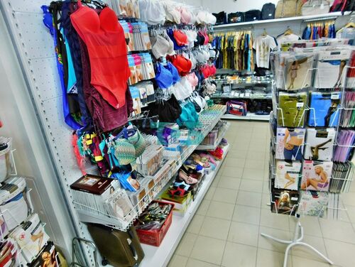 Стеллажи и торговые стойки для продажи колгот в отделе сданного объекта Универмага №1 в городе Щербинка