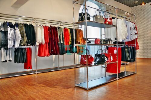 Торговые пристенные и островные системы, ресепшены для магазина в ТЦ НАШ