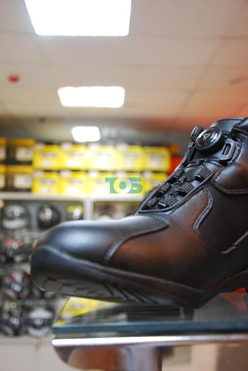 В магазин для мотоциклов - витрины, прилавки, стенды, решетки, примерочная