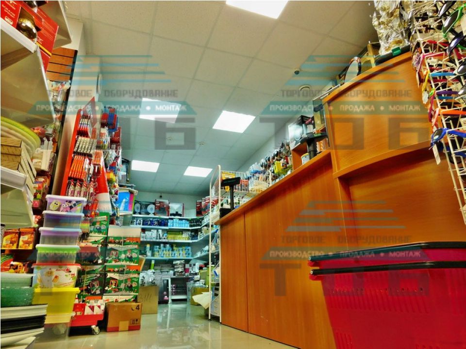 Торговое оборудование в магазине товаров для дома